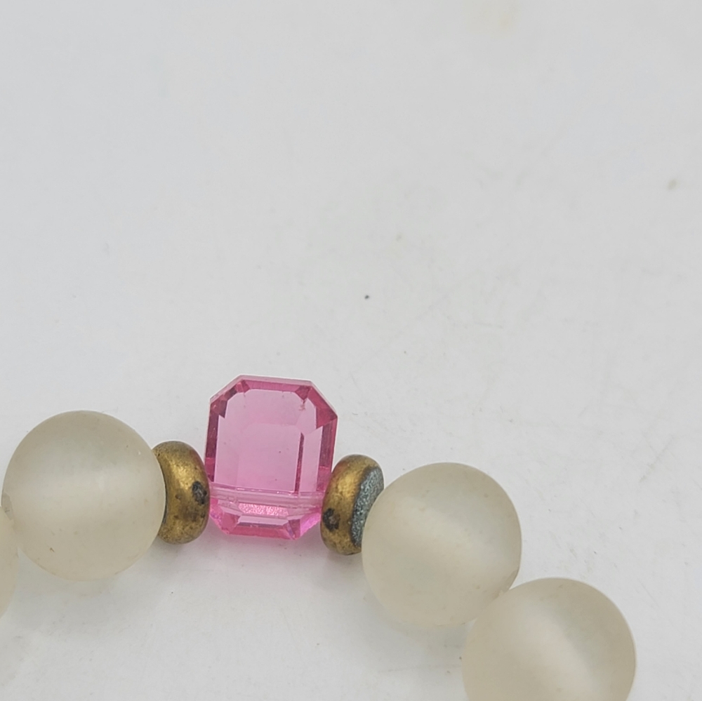 Frosted glass beaded necklace w/ pink faceted accents, brass spacers 80s Vintage - Picture 12 of 13